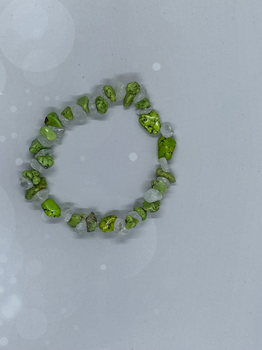 Green Howlite & Clear Quartz Chip Bracelet – Handmade Natural Stone Stretch Jewelry