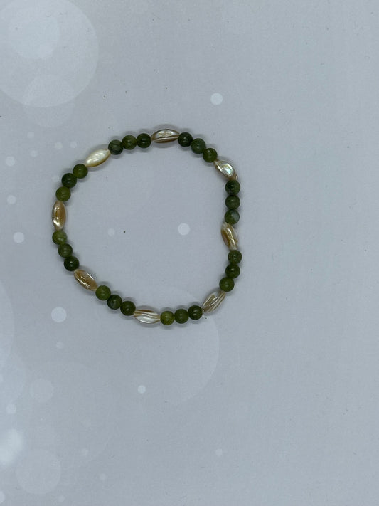 Handmade Green Jade (4mm)& Mother of Pearl Bracelet – Harmony & Balance